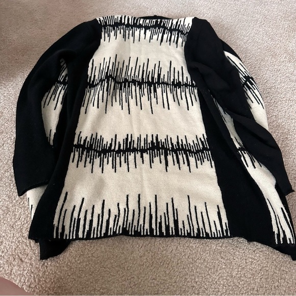 EUC Women’s 5/48 Black And White Sweater! - Picture 5 of 5
